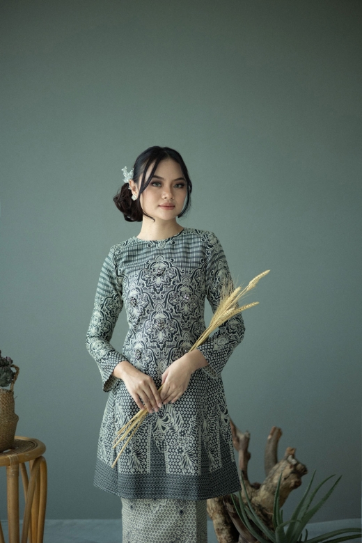 Raisa Brocade Tenun Pesak - Black